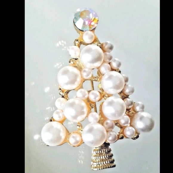 Jewelry - 🌲Gold Tone White Pearl Christmas Tree Brooch